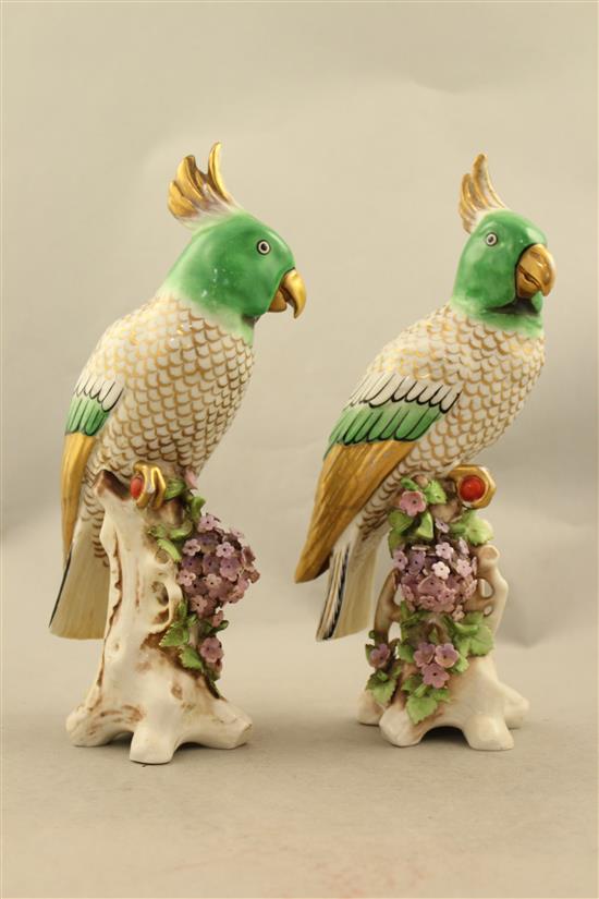 A pair of Samson porcelain figures of cockatoos, early 20th century, 26cm and 26.5cm.